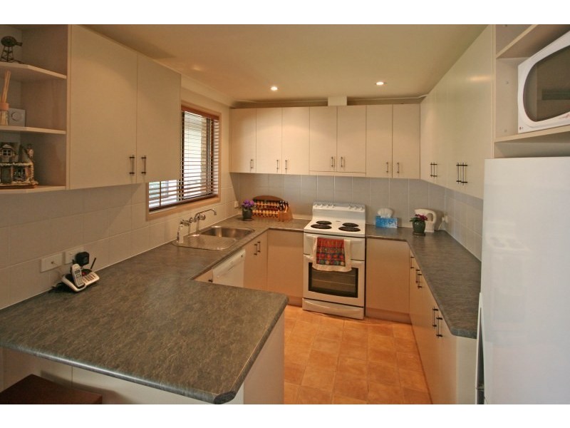 2 McIntosh Street, The Oaks NSW 2570