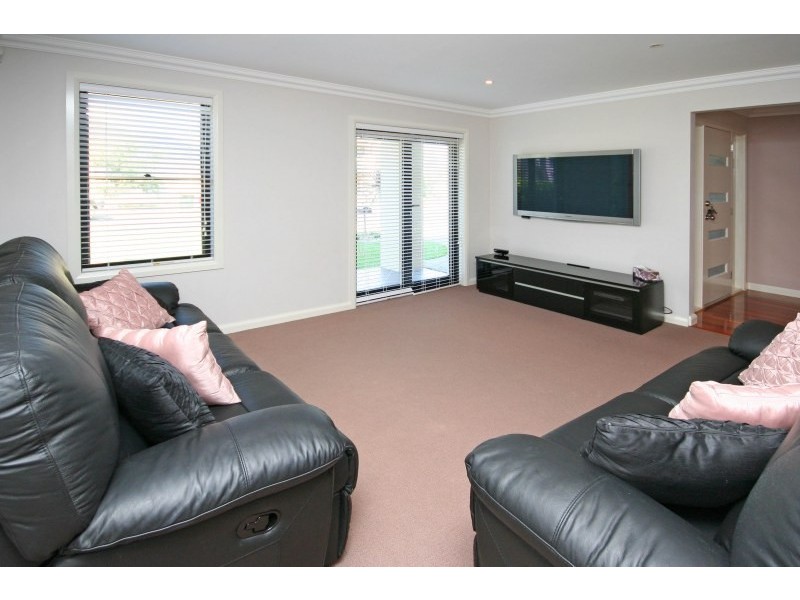 9 Grimes Avenue, Elderslie NSW 2570