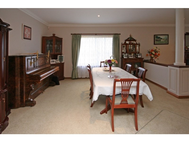 3 Domenics Place, Grasmere NSW 2570