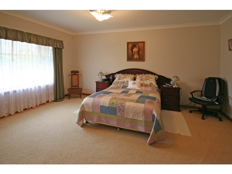 3 Domenics Place, Grasmere NSW 2570