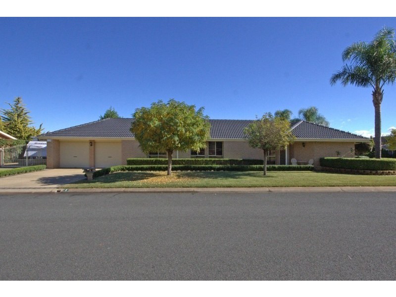 3 Dominish Crescent, Camden South NSW 2570