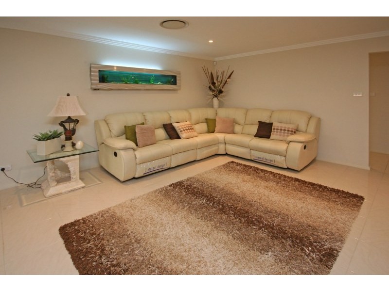 10 Irvine Street, Elderslie NSW 2570