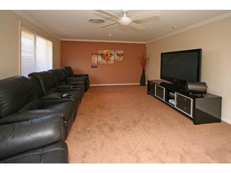 10 Irvine Street, Elderslie NSW 2570