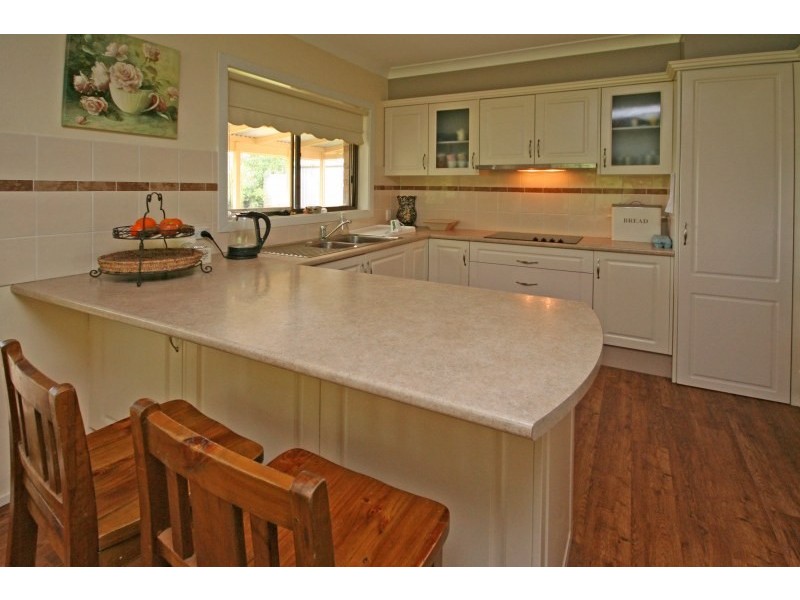 27 McIntosh Avenue, The Oaks NSW 2570