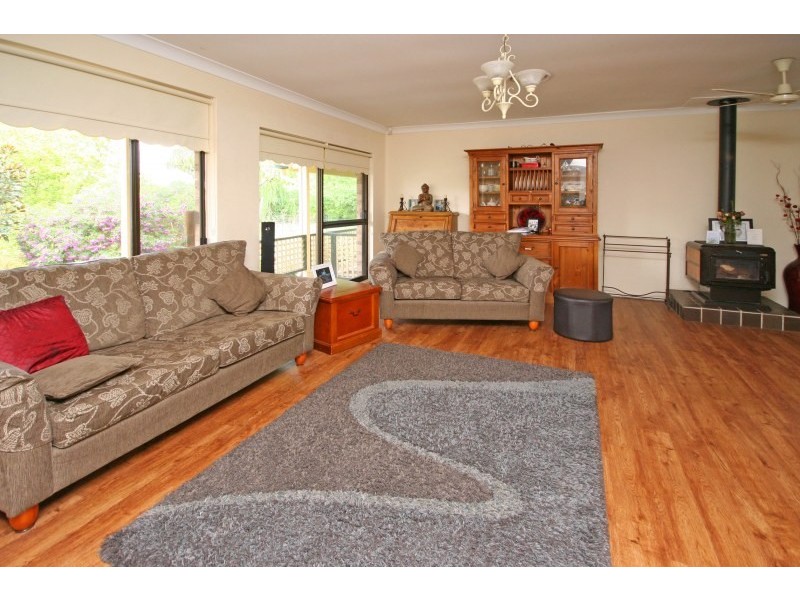 27 McIntosh Avenue, The Oaks NSW 2570