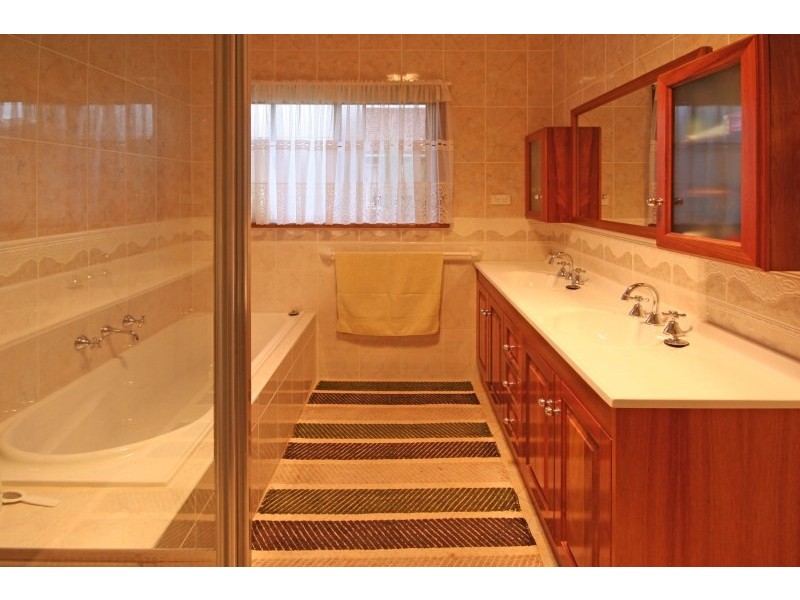 3 Domenics Place, Grasmere NSW 2570
