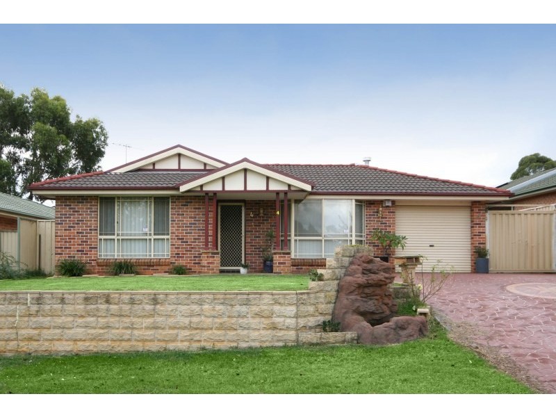 4 Stephenson Place, Currans Hill NSW 2567