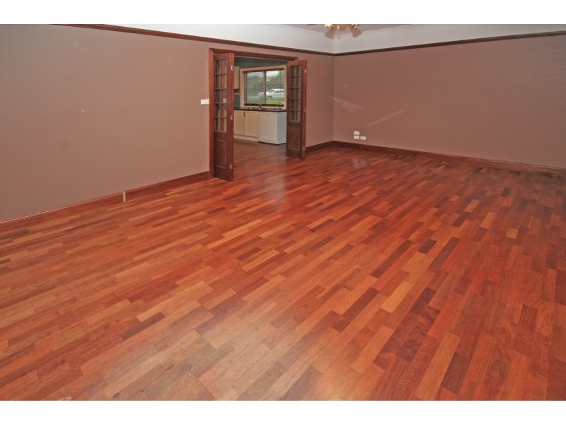 869 Montpellier Drive, The Oaks NSW 2570