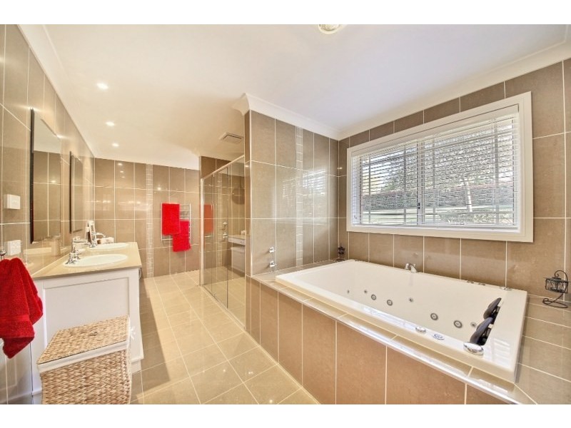 6 Willoughby Circuit, Grasmere NSW 2570