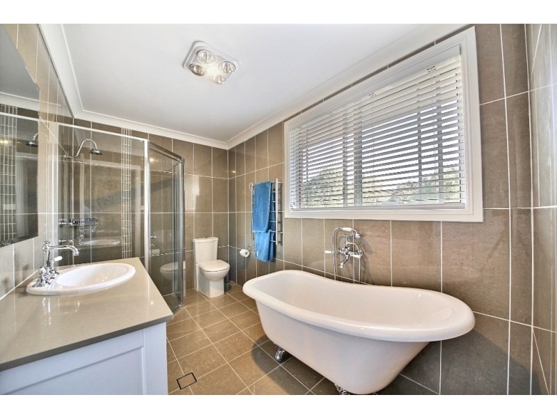 6 Willoughby Circuit, Grasmere NSW 2570