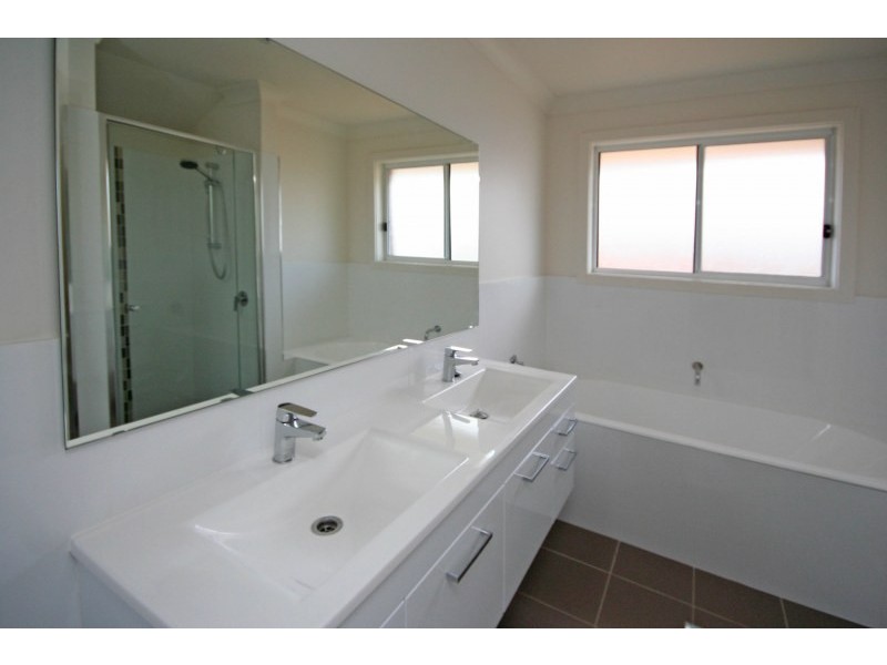 24 Young Circuit, Elderslie NSW 2570