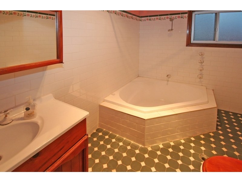 869 Montpellier Drive, The Oaks NSW 2570