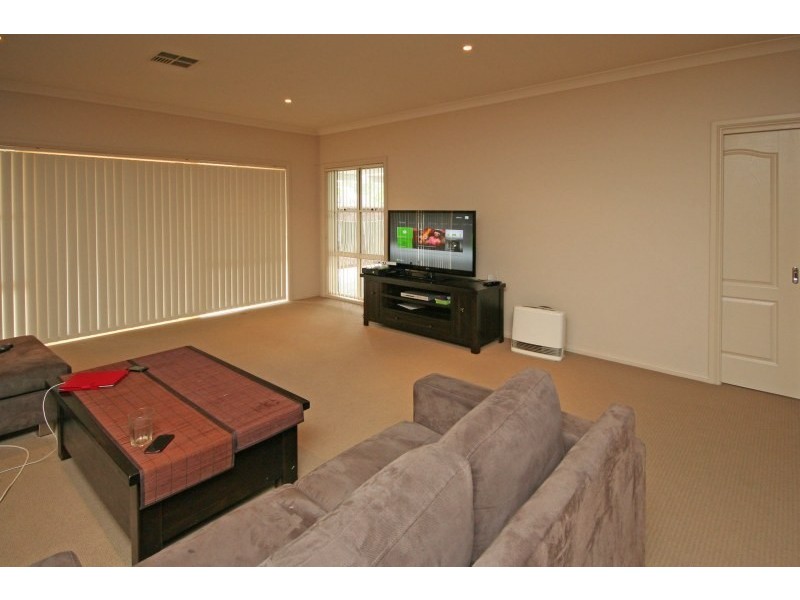 4 Lochview Crescent, Mount Annan NSW 2567