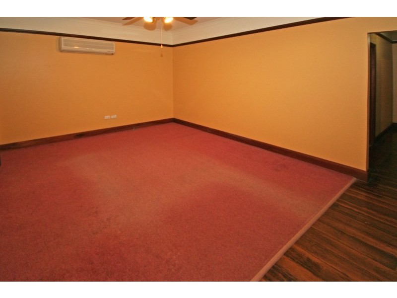 869 Montpellier Drive, The Oaks NSW 2570