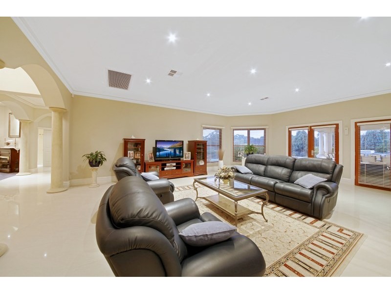 15 Pepperfields Place, Grasmere NSW 2570