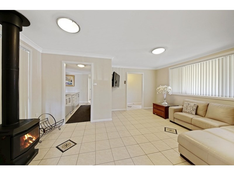 4 Moore Place, Currans Hill NSW 2567