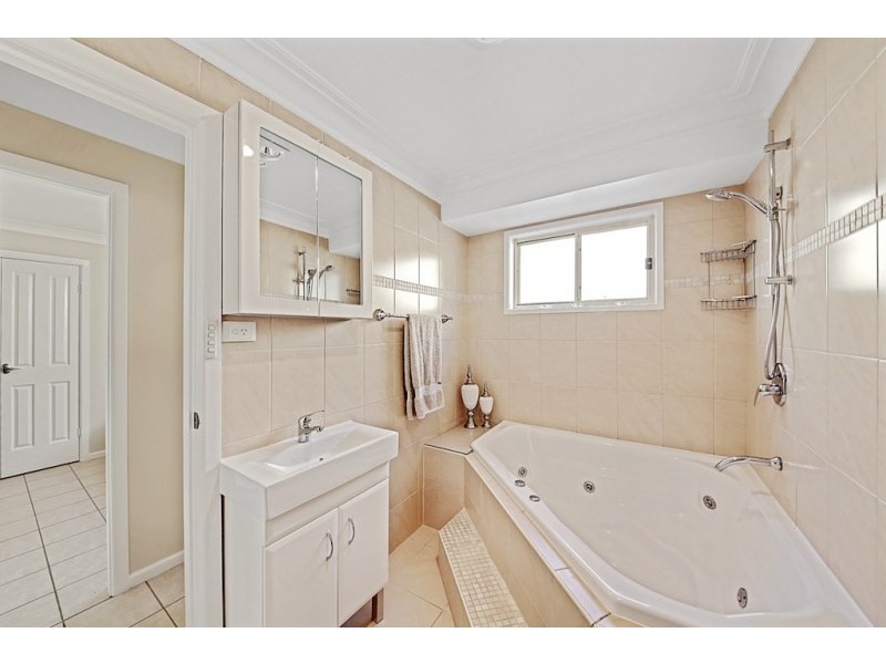 4 Moore Place, Currans Hill NSW 2567