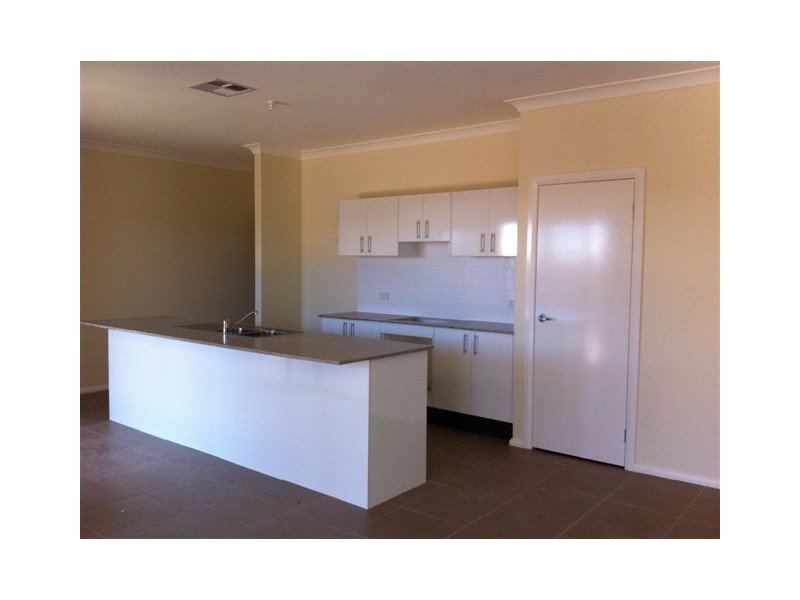 8 Carter Street, Oran Park NSW 2570