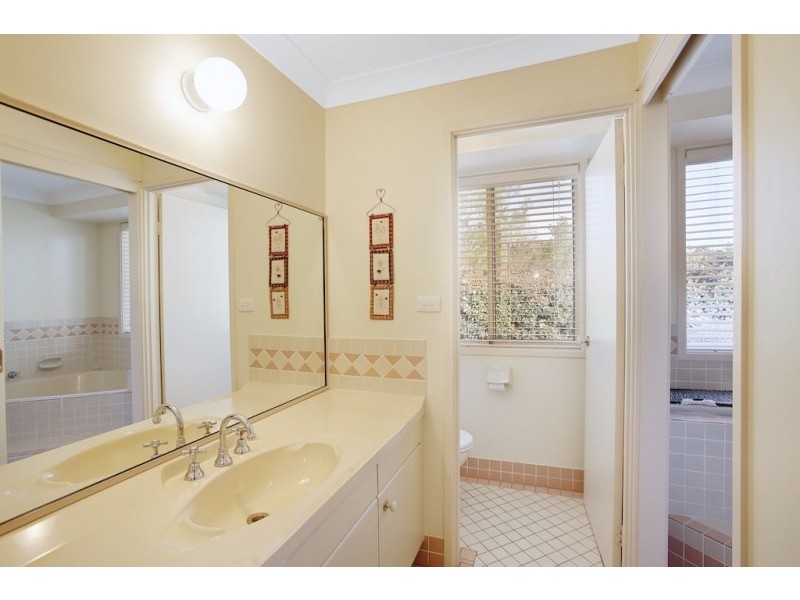 18 Sickles Drive, Grasmere NSW 2570