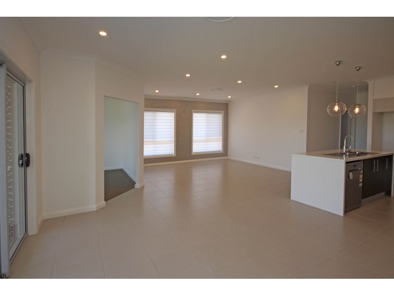 6 Easton Avenue, Spring Farm NSW 2570