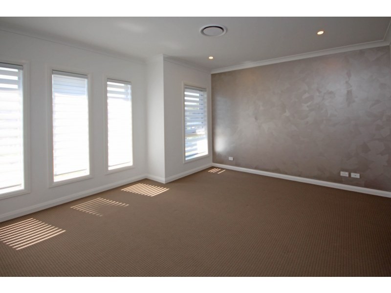 6 Easton Avenue, Spring Farm NSW 2570