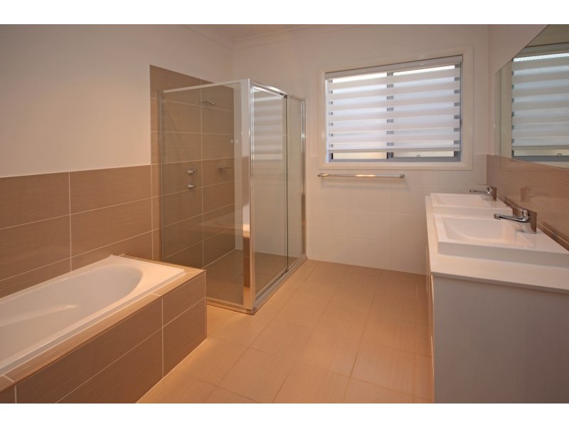 6 Easton Avenue, Spring Farm NSW 2570