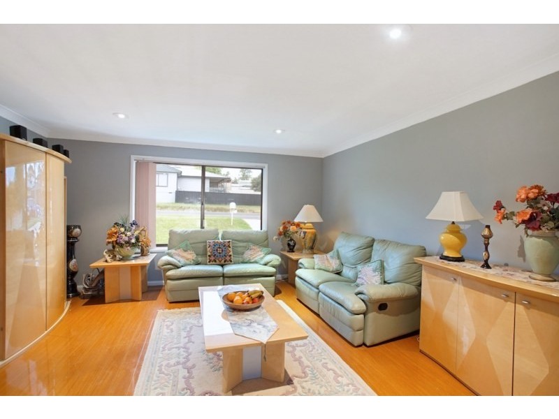 17 John Street, The Oaks NSW 2570