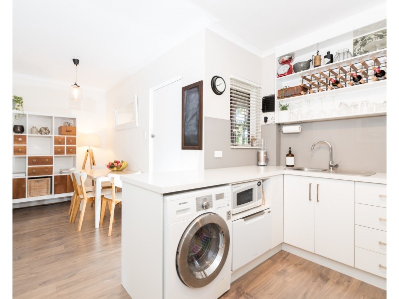 2/1 Hawkesbury Avenue, Dee Why NSW 2099