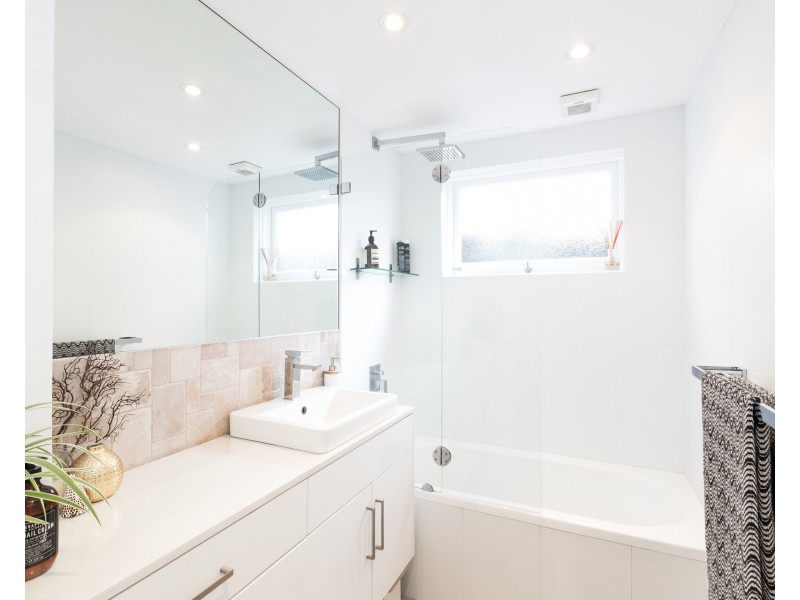 2/1 Hawkesbury Avenue, Dee Why NSW 2099