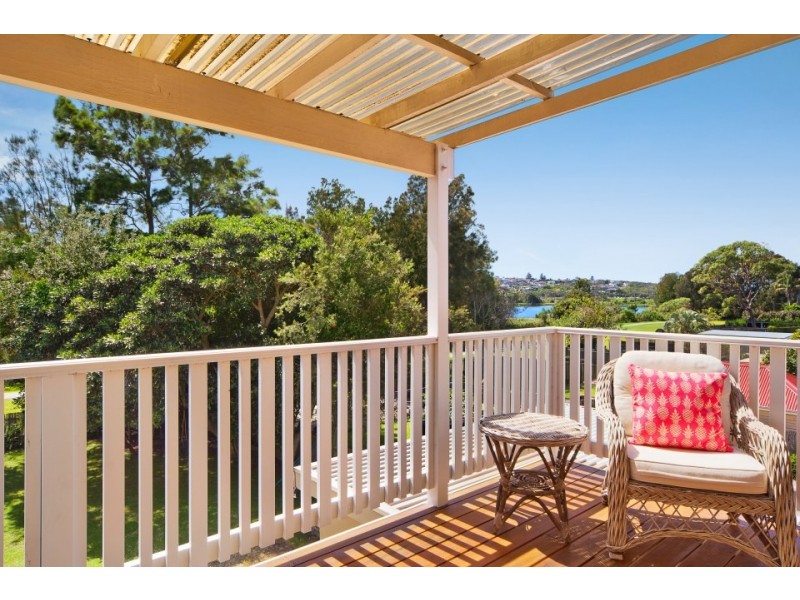 8 Stewart Avenue, Curl Curl NSW 2096