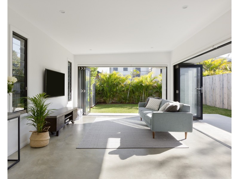 18 Griffin Road, North Curl Curl NSW 2099