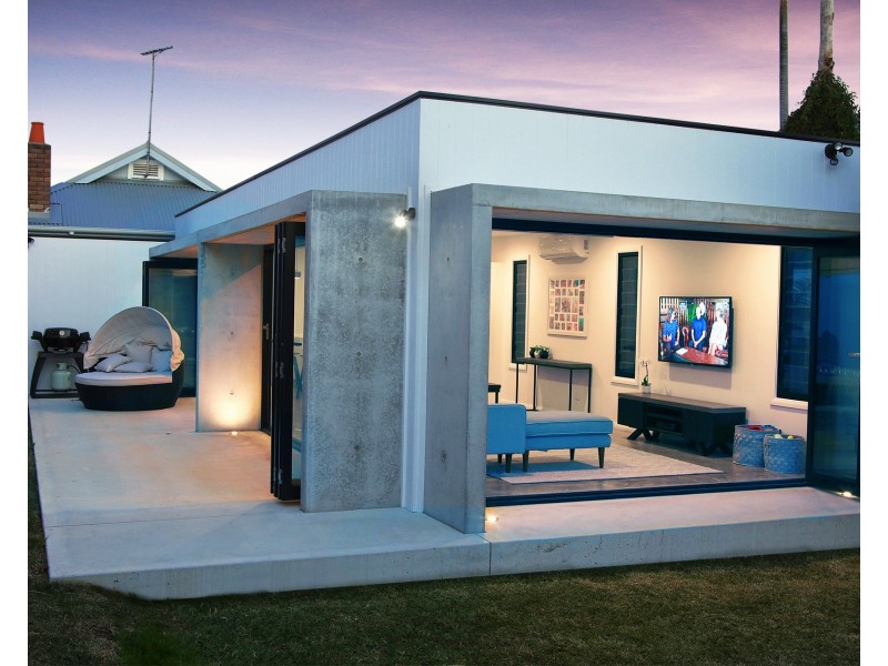 18 Griffin Road, North Curl Curl NSW 2099