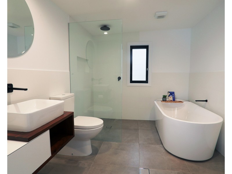 18 Griffin Road, North Curl Curl NSW 2099