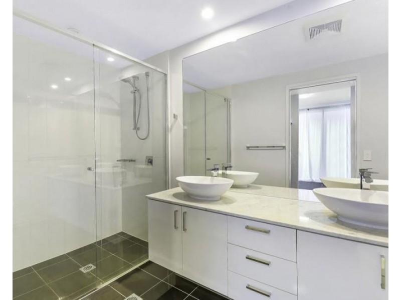 5 Harbour Side Court, Biggera Waters QLD 4216