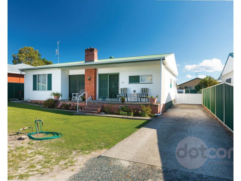 212 The Lakes Way, Tuncurry NSW 2428