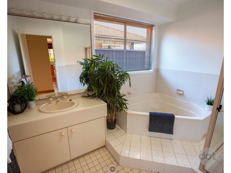 25 Hampton Crescent, Prospect NSW 2148