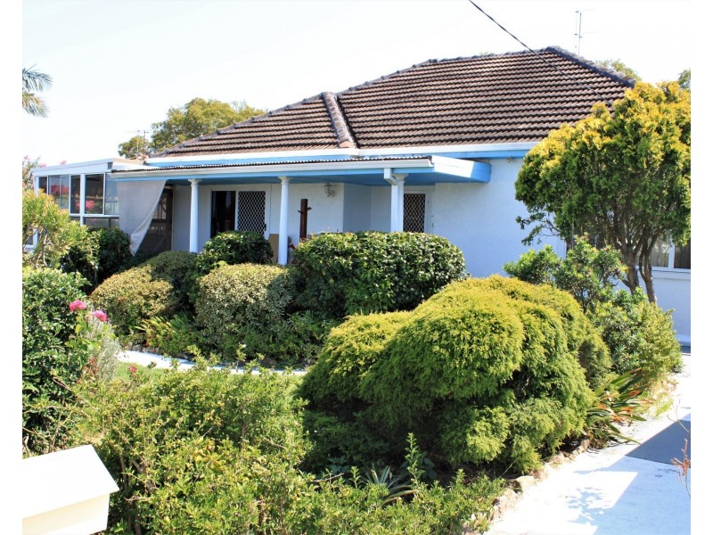 49 Middle Point Road, Bolton Point NSW 2283