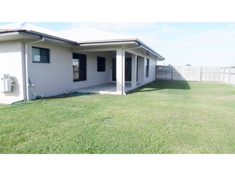 Bushland Beach QLD 4818