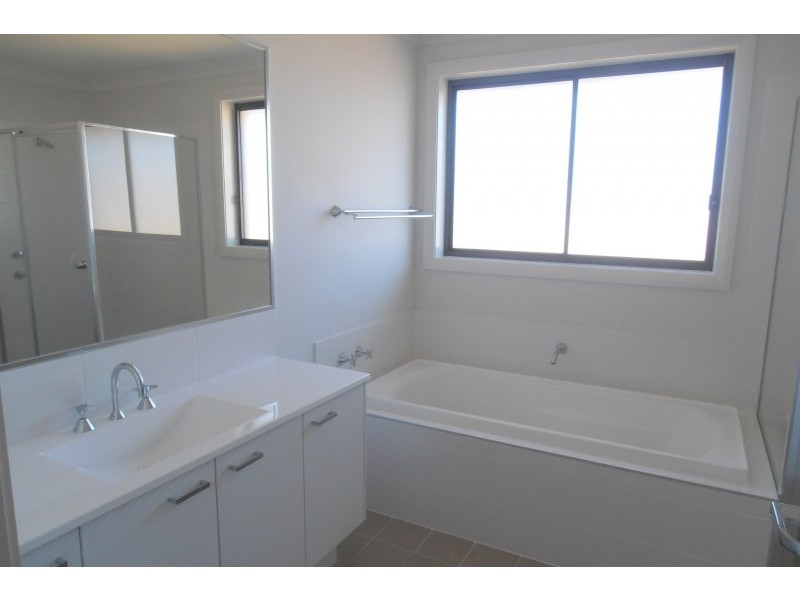 2 Brothers Lane, Glenfield NSW 2167