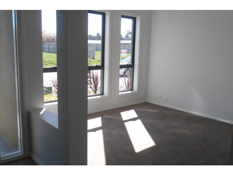 2 Brothers Lane, Glenfield NSW 2167