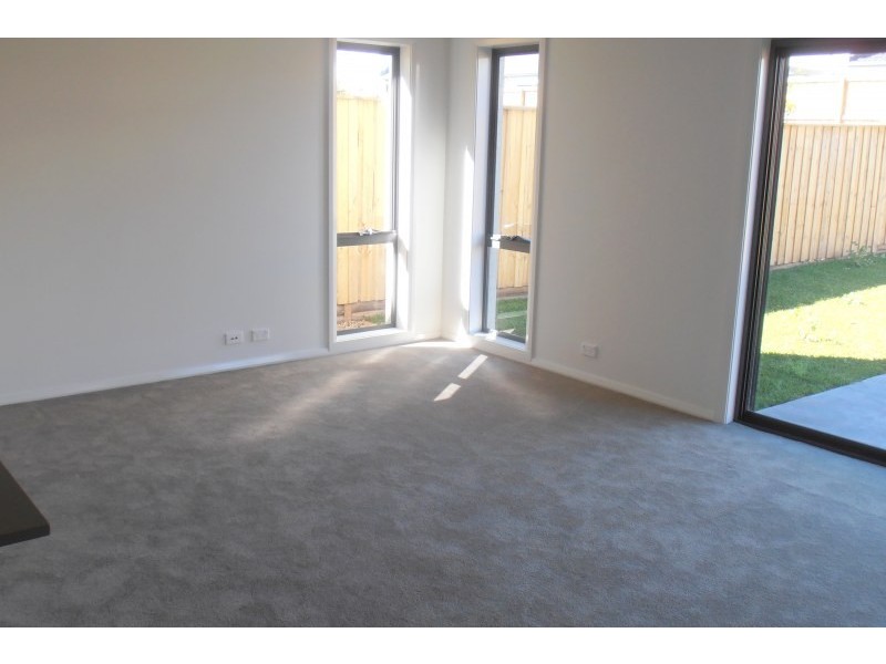 2 Brothers Lane, Glenfield NSW 2167