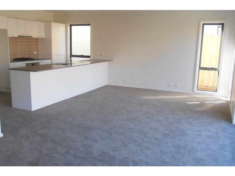 2 Brothers Lane, Glenfield NSW 2167