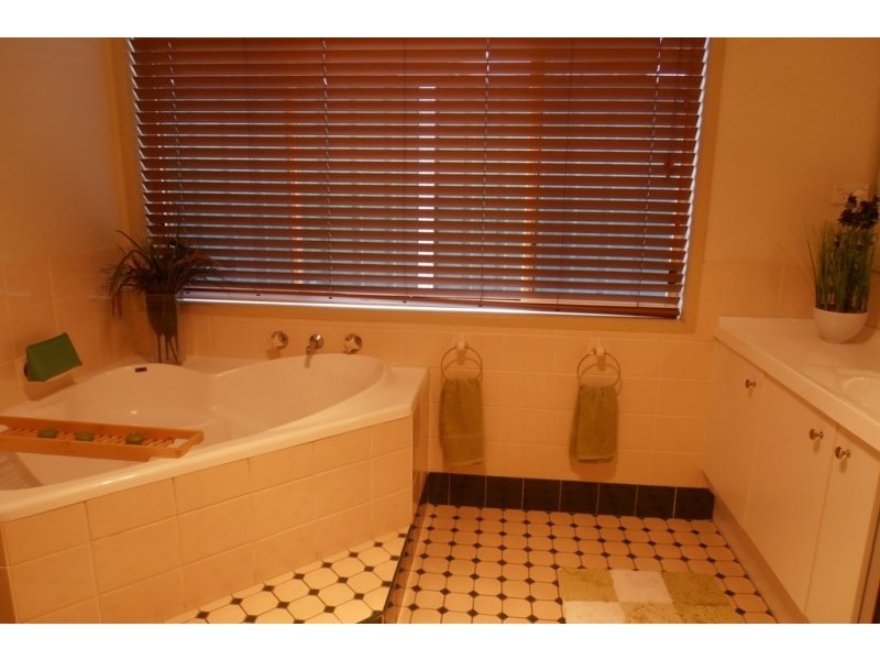 15 Adam Place, Macquarie Fields NSW 2564