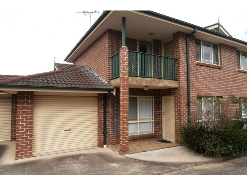 2/17 Third Avenue, Macquarie Fields NSW 2564