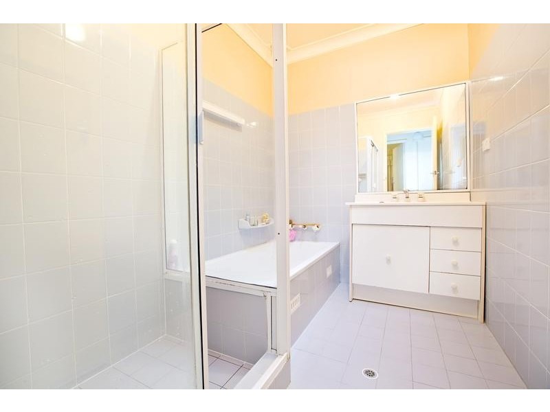 33 Canterbury Road, Glenfield NSW 2167