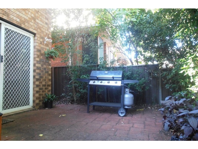 10/4 Jacquinot Place, Glenfield NSW 2167
