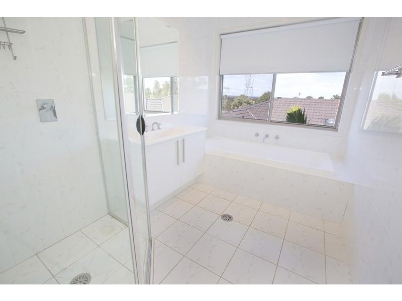 18 Hindostan Road, Glenfield NSW 2167