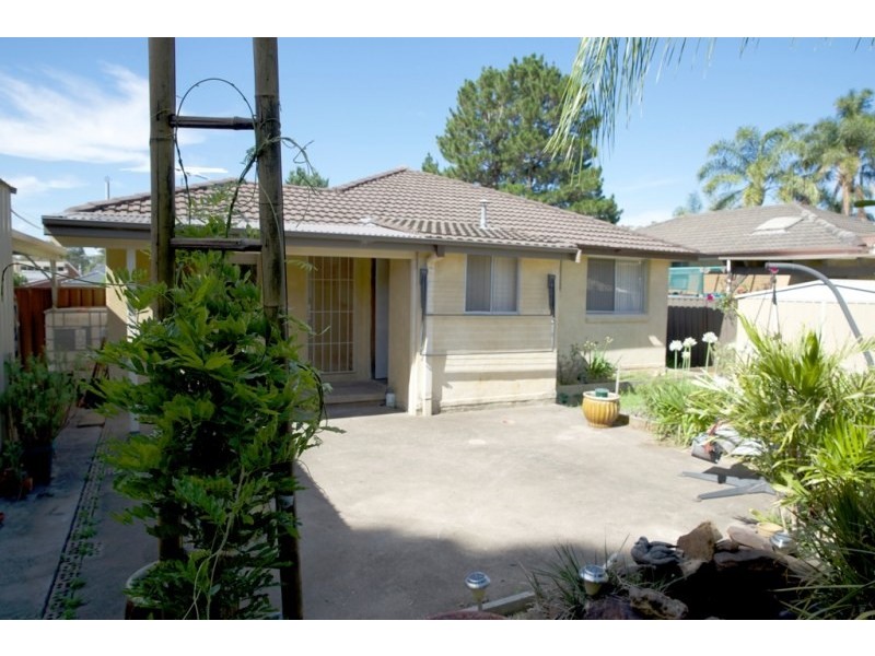 16 Mentha Place, Macquarie Fields NSW 2564