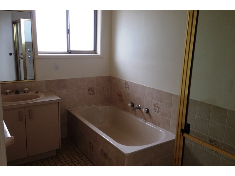 1/2 Amber Place, Eagle Vale NSW 2558