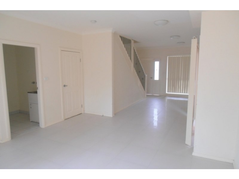 2/2 Myee Road, Macquarie Fields NSW 2564